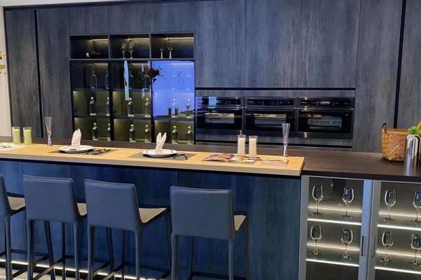 Los gabinetes de cocina modernos con acabado de melamina blanca son cada vez más populares